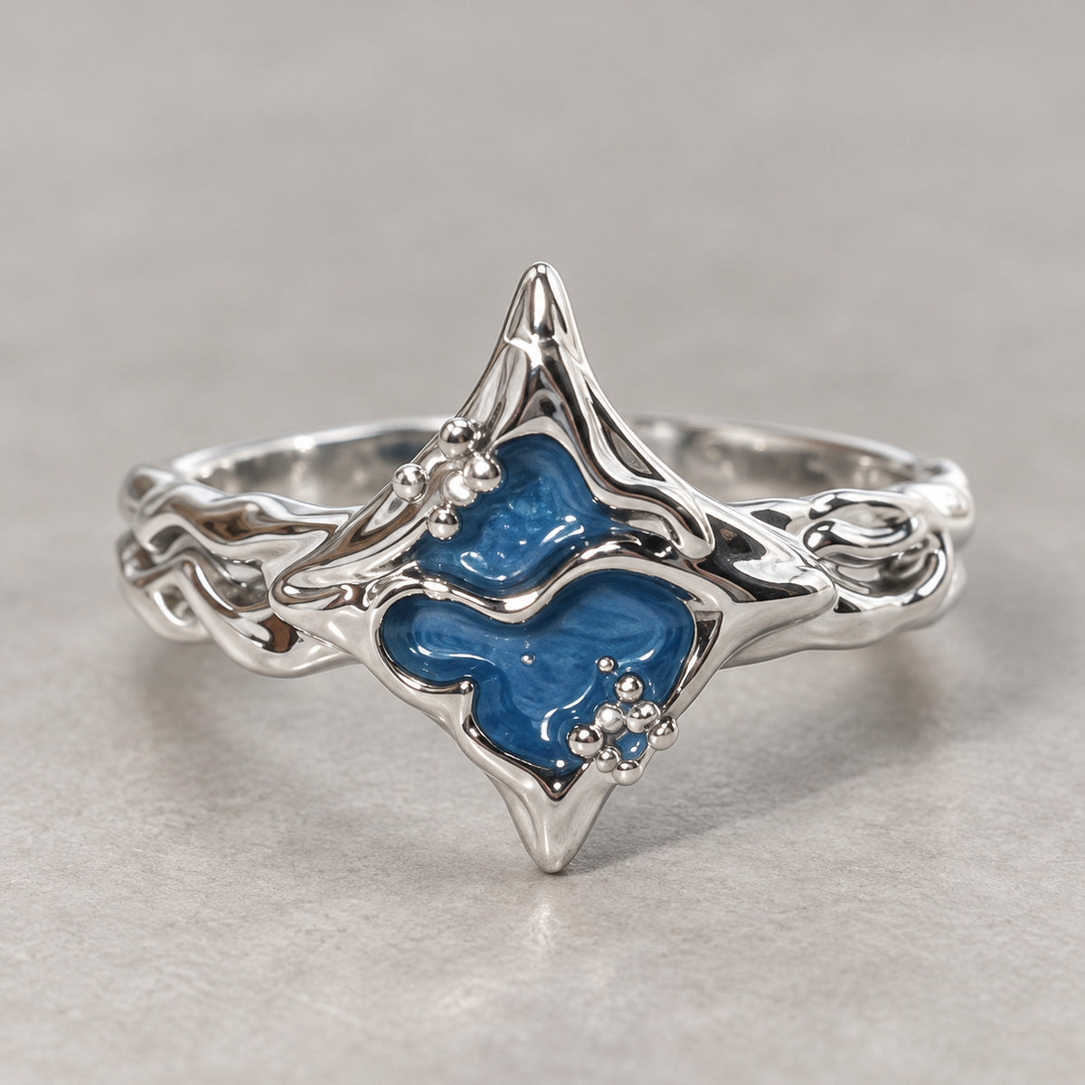 Blue pointed ring — Detail