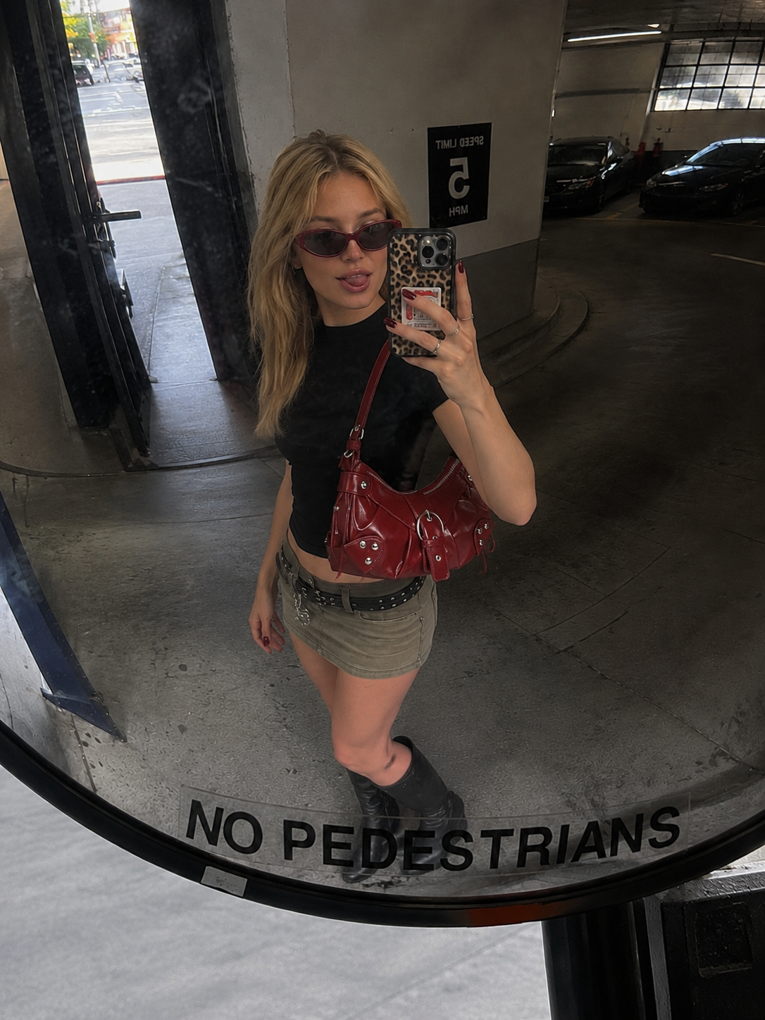 Burgundy shoulder bag mirror look